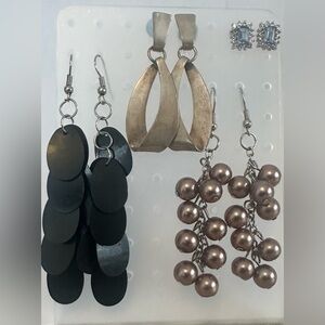 Elegant Black and Gold Earrings Set